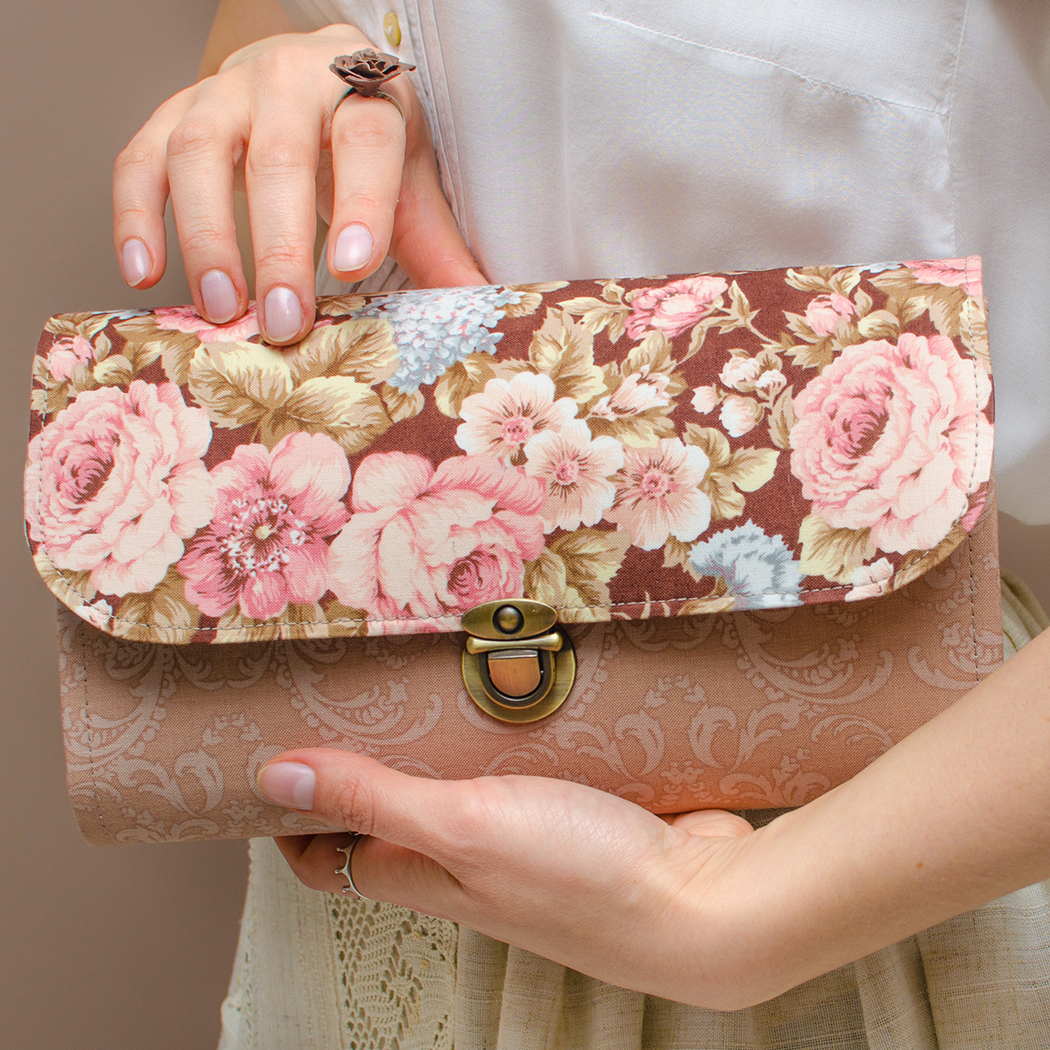 Modne torebki na wesele 2023 – jaką wybrać, żeby pasowała do weselnej sukienki?